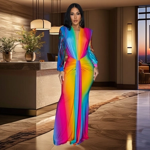 Robe longue arc-en-ciel dégradée avec col en V profond et plis élégants à la taille