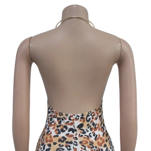 Détail de la robe léopard dos nu avec licou et motif sauvage élégant en gros plan
