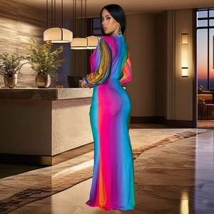 Détail d'une robe longue dégradée avec taille haute ajustée et manches longues élégantes