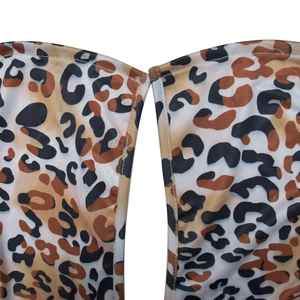 Détail de la robe à imprimé léopard montrant les coutures précises et la texture du tricot