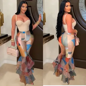 Ensemble mode femme avec body beige et pantalon évasé à imprimé coloré et volants