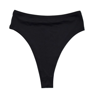 Detailansicht der schwarzen High-Waist-Bikinihose mit hohem Beinausschnitt und sauberen Nähten