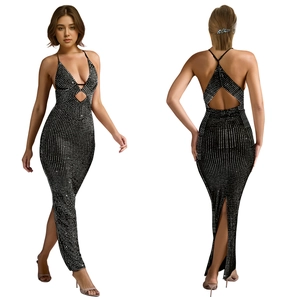 Abito da sera nero con scollo a V, strass scintillanti, dettaglio cut-out e schiena scoperta