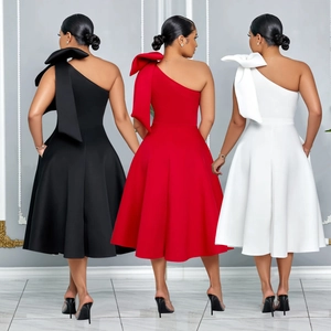 Schickes One-Shoulder-Abendkleid mit großer Schleife in Schwarz, Rot und Weiß erhältlich