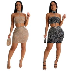 Détails d'ensembles deux pièces avec motifs géométriques en strass denses, abricot et noir
