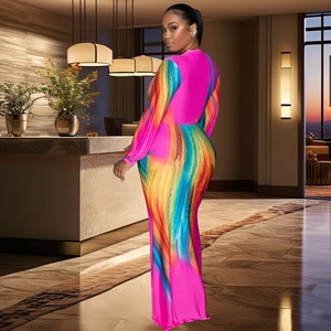 Détail du motif abstrait arc-en-ciel sur une robe longue ajustée à manches longues
