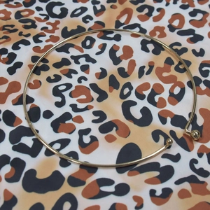Collier ras du cou minimaliste en métal doré avec boules sur tissu à imprimé léopard