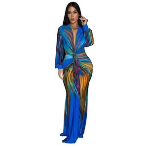 Détail du décolleté en V profond et motif abstrait coloré sur la robe longue bleue