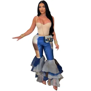 Détails des volants en tulle multicouches sur le pantalon évasé avec imprimé bleu