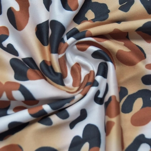 Gros plan détaillé du tissu léopard brillant avec une texture lisse et fluide