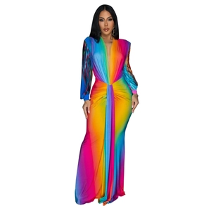 Détail du décolleté en V profond et des plis à la taille sur la robe longue arc-en-ciel