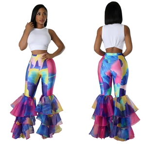 Détail du pantalon évasé à imprimé abstrait et ourlet à volants en maille triple couche