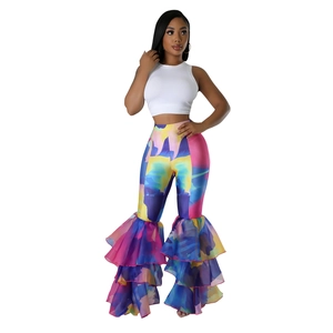 Détail du pantalon évasé à imprimé abstrait coloré et ourlet à volants pour femmes