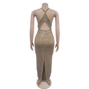 Dettaglio dell'abito beige schiena scoperta con strass argentati e spacco posteriore
