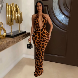Détail d'une robe longue léopard avec décolleté en V profond et col licou chic