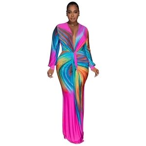Détail du décolleté en V profond et du nœud à la taille sur une robe longue imprimée