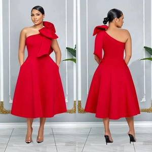 Elegantes rotes One-Shoulder-Kleid mit großer Schleife und praktischen Seitentaschen