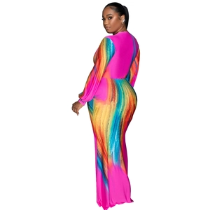 Détail de la robe longue plissée avec imprimé artistique multicolore et coupe slim