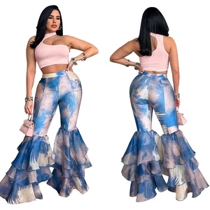 Détail du haut court rose et pantalon évasé à imprimé marbre avec ourlet à volants