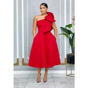Details eines roten One-Shoulder-Kleides mit massiver 3D-Schleife und weitem A-Linien-Rock