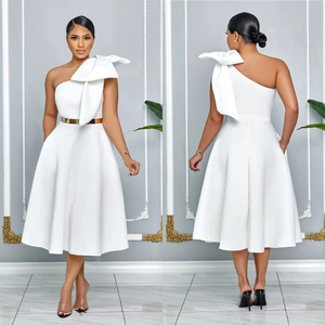 Elegantes weißes One-Shoulder-Kleid mit großer Schleife und Goldgürtel, Vorder- Rückansicht