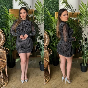 Elegante zwarte bodycon jurk met zilveren strass-steentjes en mesh mouwen