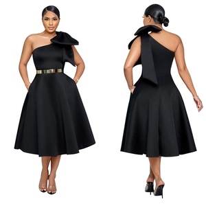 Vorder- und Rückansicht eines schwarzen One-Shoulder-Kleides mit Schleife und Goldgürtel
