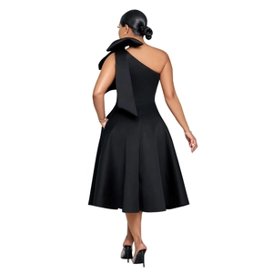 Detail eines schwarzen One-Shoulder-Kleides mit großer Schleife und elegantem A-Linien-Rock