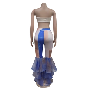 Détail des volants superposés en mesh bleu sur pantalon évasé à imprimé bohème