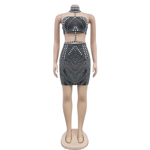 Détail d'un ensemble deux pièces noir avec ornements en strass et paillettes scintillantes