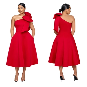 Vorder- und Rückansicht eines roten One-Shoulder-Kleides mit Schleife und A-Linien-Rock
