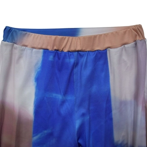 Détail de la taille élastique d'un pantalon évasé tie-dye bleu et rose pour femme