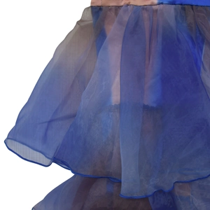 Gros plan sur le tulle dégradé bleu et violet avec détails de bordures volantées fines