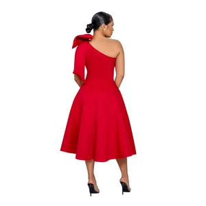 Detailansicht eines roten One-Shoulder-Abendkleids mit großer Schleife am Rücken und hoher Taille
