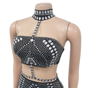 Détail de la robe noire sans manches à strass avec cristaux étincelants et tour de cou