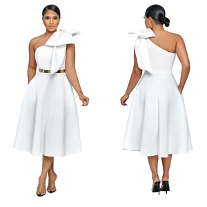 Detailansicht weißes One-Shoulder-Midikleid mit großer Schleife und goldenem Gürtel