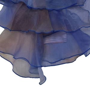 Détail macro de tissu organza iridescent multicouche avec dégradé bleu et rose