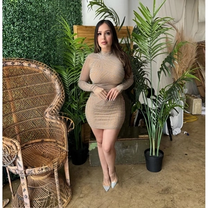 Detail van een nude bodycon mini-jurk met zilveren strass steentjes geometrisch patroon
