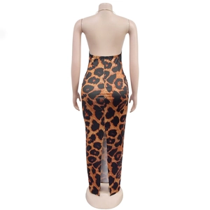 Détail d'une robe longue léopard avec fente au dos et design dos nu de style licou