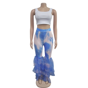 Détails du pantalon pattes d'eph tie-dye bleu et blanc avec volants étagés