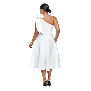 Rückansicht eines weißen One-Shoulder-Kleides mit großer Schleife und eleganter A-Linie