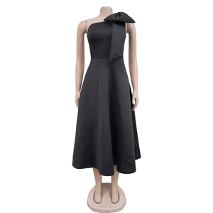 Detailansicht eines eleganten schwarzen One-Shoulder-Kleides mit großer Schleife
