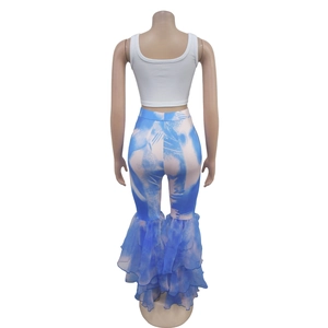 Détail du pantalon patte d'eph tie-dye bleu et blanc avec ourlet à volants étagés