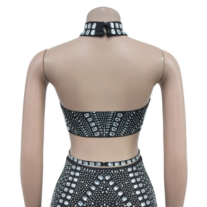Détail de la robe dos nu noire ornée de strass brillants pour spectacles et soirées