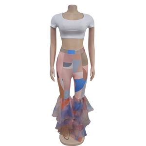 Détail du pantalon évasé à imprimé géométrique avec ourlet à volants superposés
