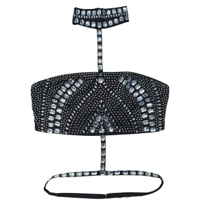 Détail de la robe licou noire ornée de strass brillants et de cristaux scintillants