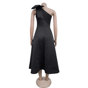 Rückansicht eines schwarzen One-Shoulder-Midikleides mit großer Schleife und Rückenausschnitt