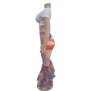 Détail du pantalon évasé à imprimé géométrique coloré avec ourlet à volants en mousseline