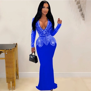 Détail de l'élégante robe bleue électrique à col en V avec motifs symétriques en strass