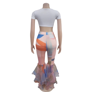 Vue arrière du pantalon évasé pour femme avec imprimé abstrait et ourlet en mesh à volants
